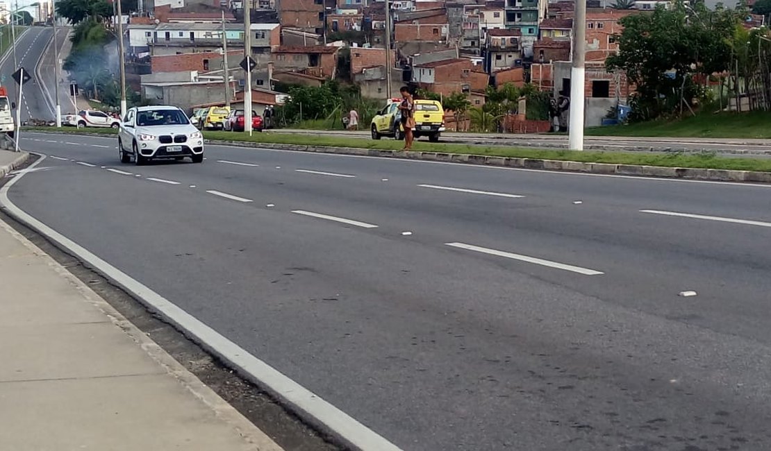 Moradores da Grota da Amizade bloqueiam Av. Josefa de Melo, em Maceió