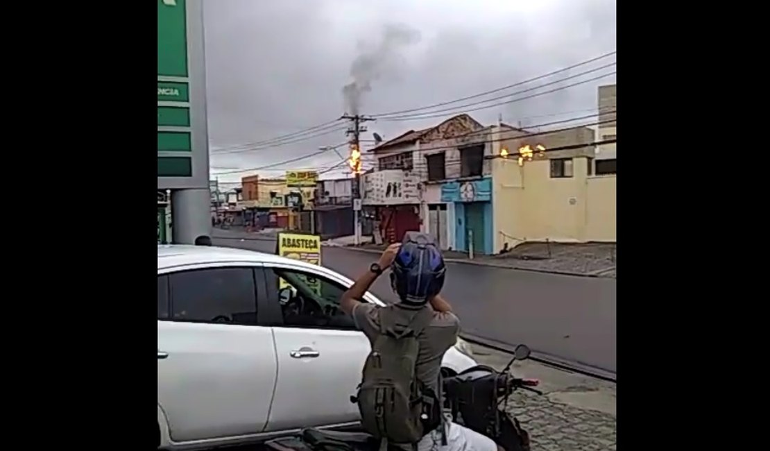 Cabos de telefonia pegam fogo e rua principal do Jacintinho é interditada