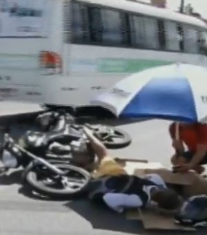 Colisão entre carro e moto deixa mulher ferida na Av. Menino Marcelo
