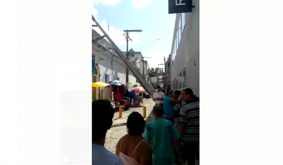 [Vídeo] Poste cai e assusta população no Centro de Maceió