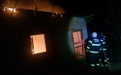 Morador esquece vela acesa e incêndio destrói casa em Penedo