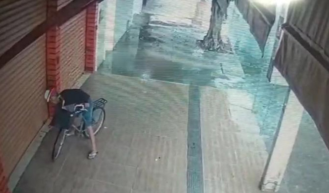 [Vídeo] Homem é flagrado por câmeras de segurança ateando fogo em bar na Amélia Rosa 