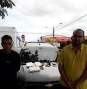 Dupla é presa em flagrante com 3kg de cocaína, arma e dinheiro 