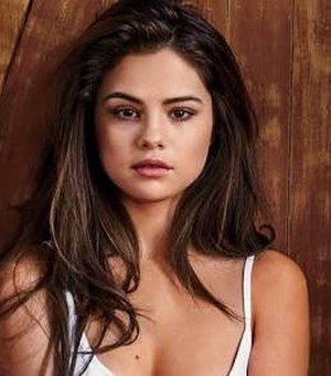 Selena Gomez desabafa e revela ter feito transplante no rim