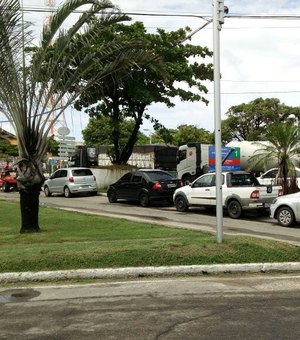 Motoristas de aplicativo e taxistas mantêm bloqueio na entrada do porto de Maceió