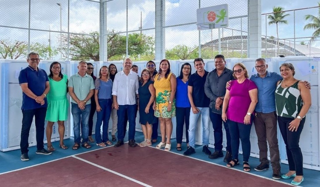 Ronaldo Lopes entrega novos equipamentos para mais 13 escolas da Prefeitura de Penedo