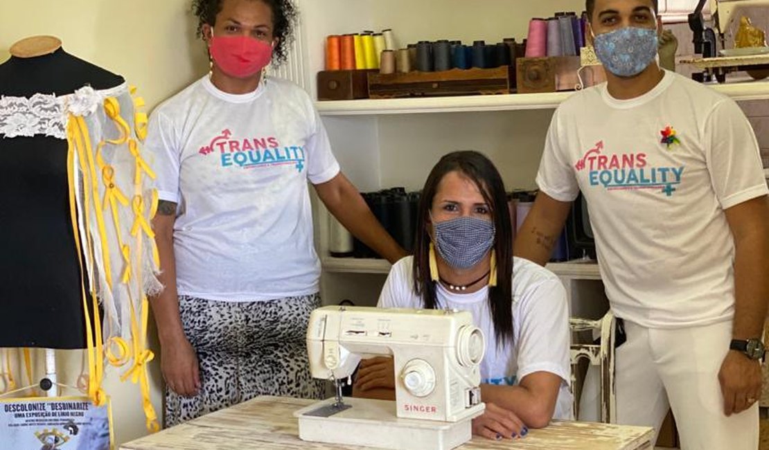 Mulheres trans confeccionam máscaras para comunidades carentes da capital