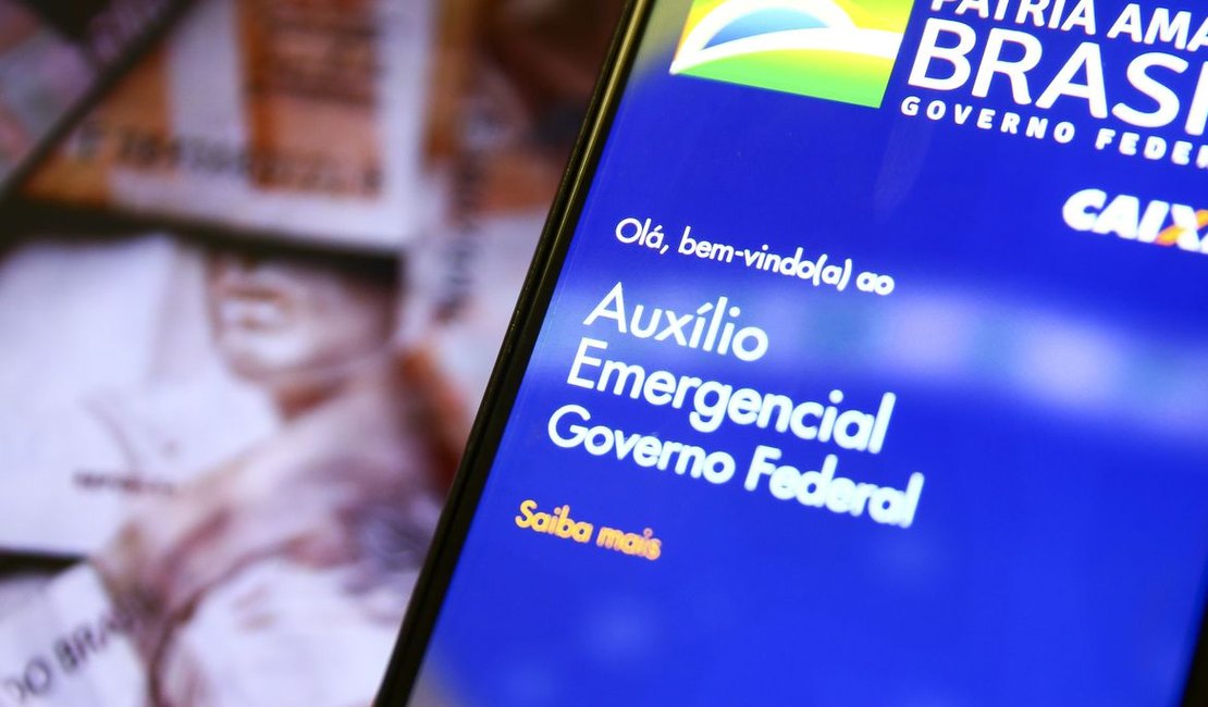 Auxílio emergencial: trabalhador com carteira assinada pode receber benefício