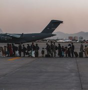 Explosão fora do aeroporto de Cabul mata pelo menos 13 pessoas