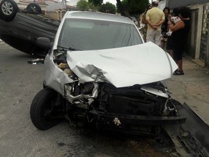 Carro capota e gestante fica ferida durante acidente em avenida