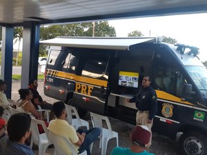 Polícia Rodoviária Federal promove comandos educativos e Cinema Rodoviário na BR-101
