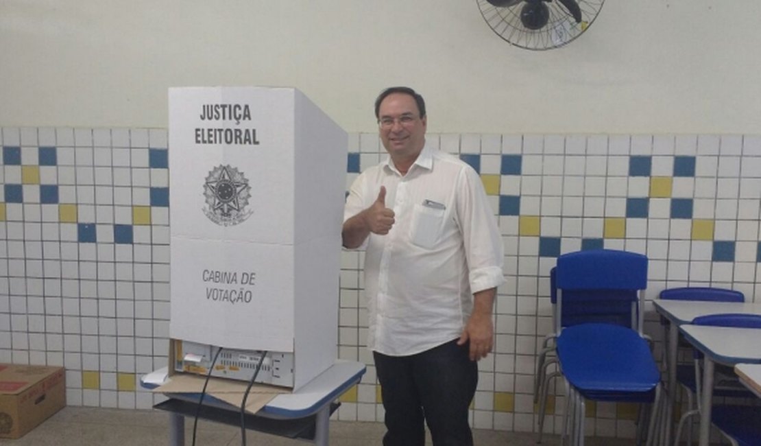 Vice-governador Luciano Barbosa vota no início da tarde, em Arapiraca