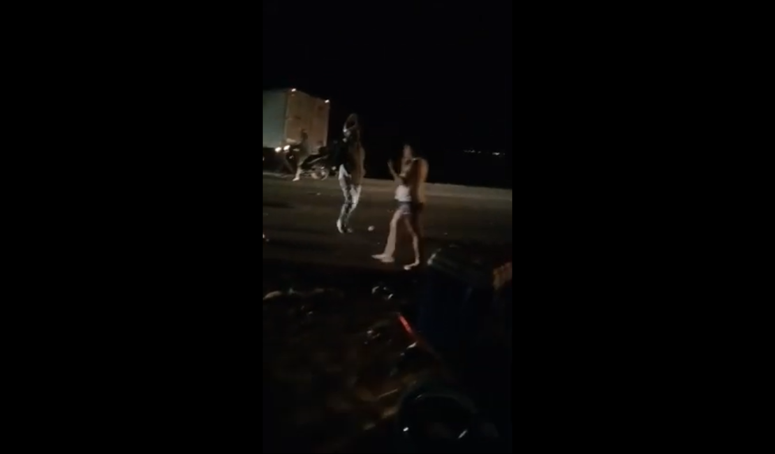 [Vídeo] Motociclista colide com carro na AL-115, em Arapiraca
