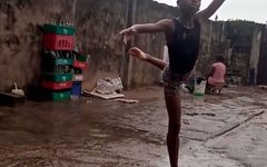 Menino que viralizou dançando balé na chuva, ganha bolsa da Escola Americana de Balé, nos EUA