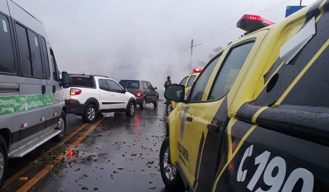 Moradores protestam contra a prefeitura após chuvas danificaram ruas em Arapiraca