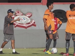 Roberval monta primeira formação do CRB sem um meia de origem e com quatro novidades