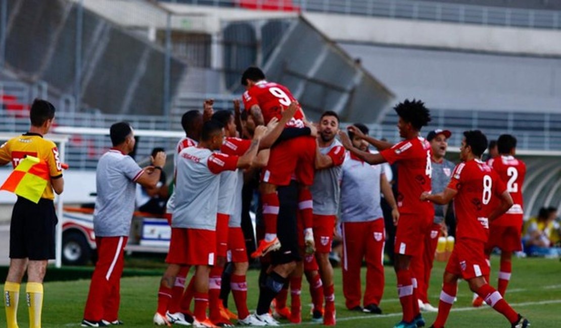 CRB vence a Ponte Preta, mas vê acesso mais distante