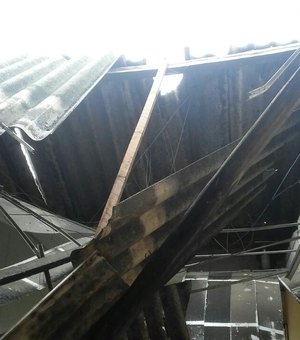 Parte do teto do Labmar desaba em função das chuvas neste domingo