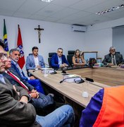 Prefeito apresenta ao MP ações executadas no bairro Pinheiro