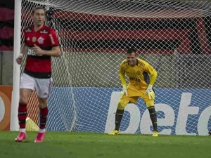 Diego Alves corresponde e mantém brilho em mata-matas pelo Flamengo