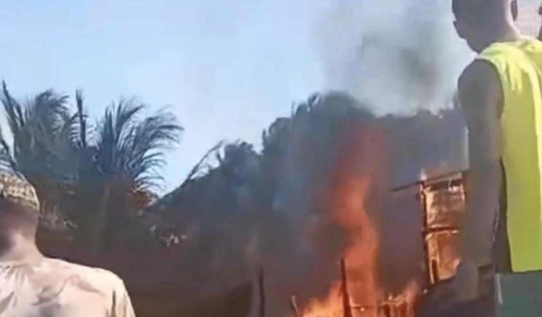 [Vídeo] Incêndio destrói barracos da Vila Emater, em Jacarecica