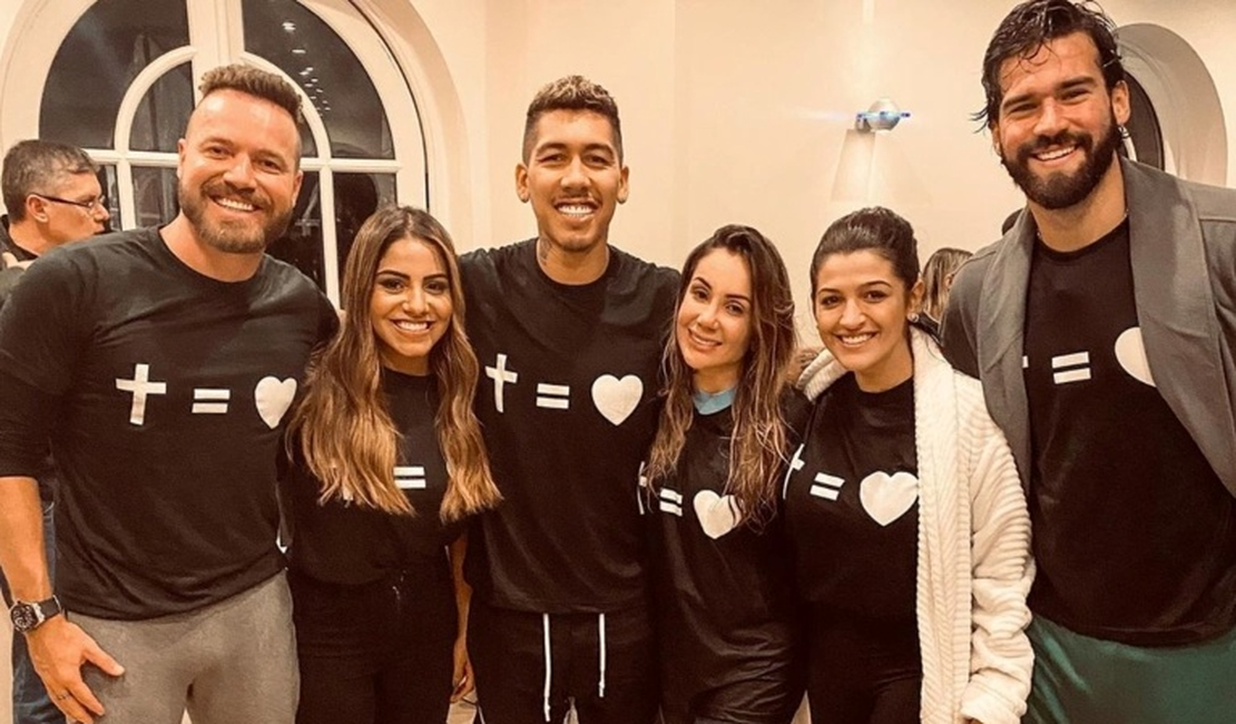 Roberto Firmino, do Liverpool, aceita a Jesus e é batizado na Inglaterra