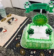 Jovem ganha festa surpresa com bolo 'inspirado' na pandemia de coronavírus