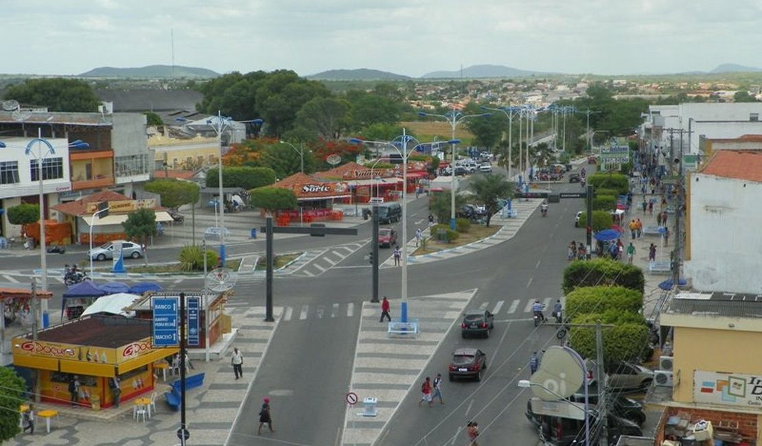 Bandidos furtam rodas de veículo no centro de Delmiro Gouveia