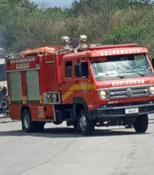 [Vídeo] Caminhão carregado com pó de cana pega fogo na Serra das Pias, em Palmeira dos Índios