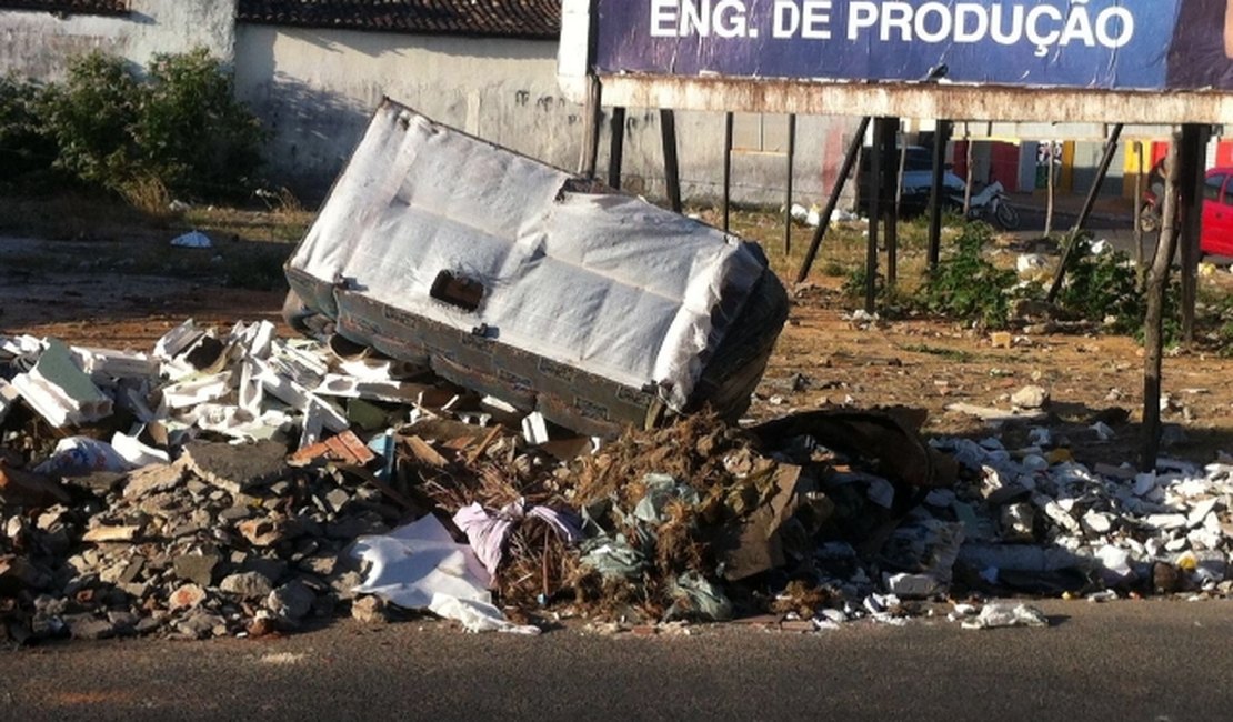 Lixo é amontado em calçada de terredo baldio mesmo com placa de proibição, em Arapiraca