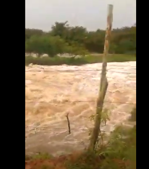 [Vídeo] Temporal do fim de semana inunda estrada e deixa moradores ilhados