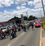 [Vídeo] Motoristas de aplicativo e motociclistas realizam protesto em Arapiraca contra o aumento de combustível