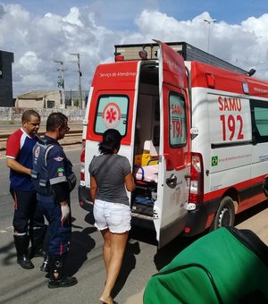 Colisão entre moto e ambulância deixa mulher ferida em Arapiraca