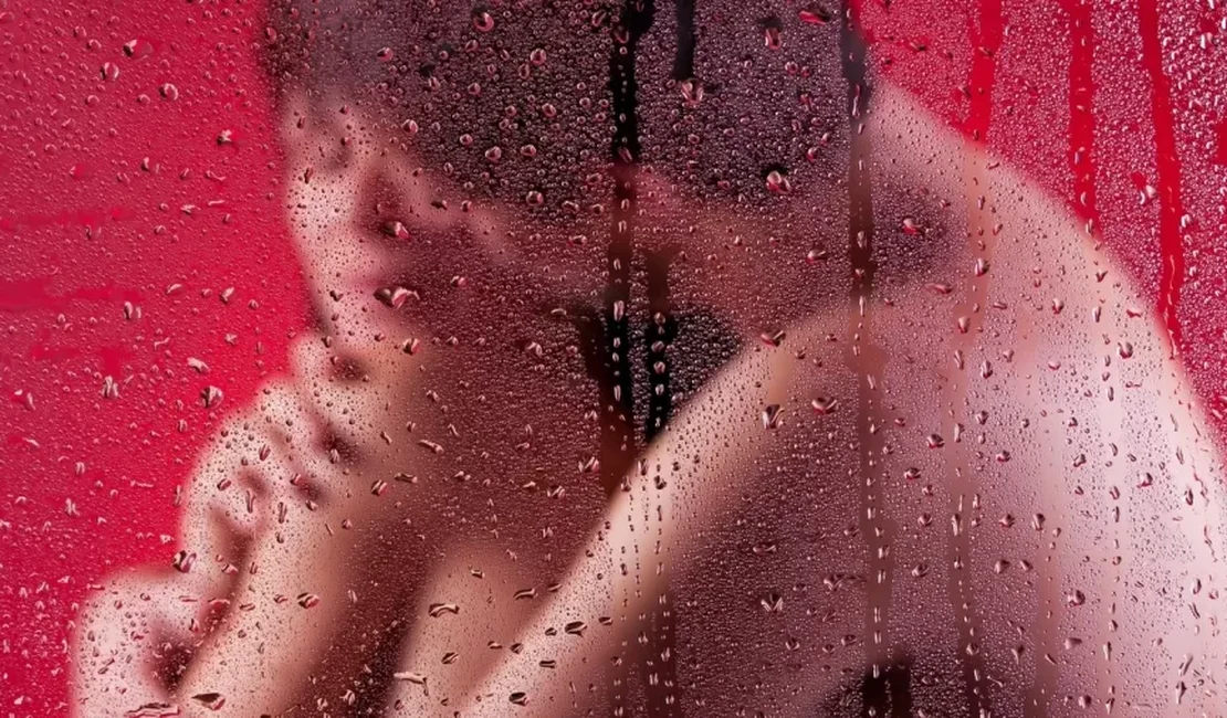No chuveiro, na banheira: aprenda dicas e posições para um sexo refrescante