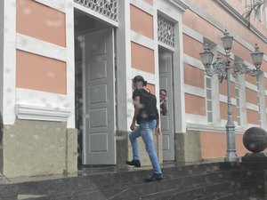 Lobão chega à ALE na expectativa de assumir mandato na vaga de Paulo Dantas