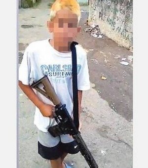 Polícia investiga imagens de menino com fuzil em Angra dos Reis 