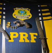 Homem é preso pela PRF com revólver e facões dentro de veículo, em Porto Real do Colégio