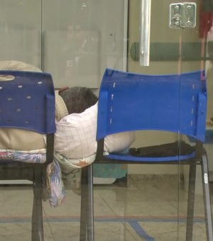 Pacientes com câncer são internados em cadeiras de plástico em hospital no Rio