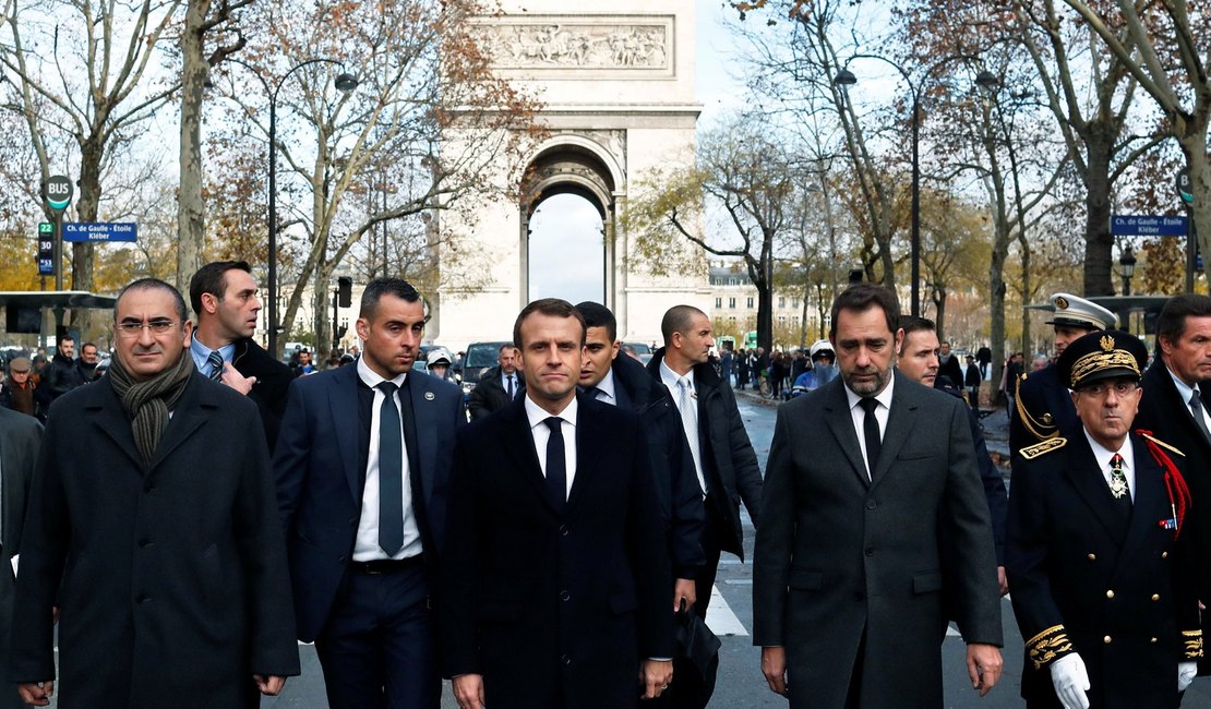 Macron avalia decretar estado de emergência na França após protestos