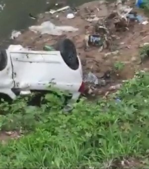 [Vídeo] Carro capota e cai de ribanceira na Avenida Leste/Oeste, em Maceió