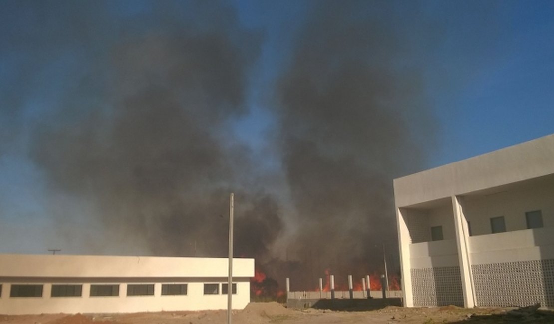 Incêndio assusta alunos no campus da Ufal em Arapiraca