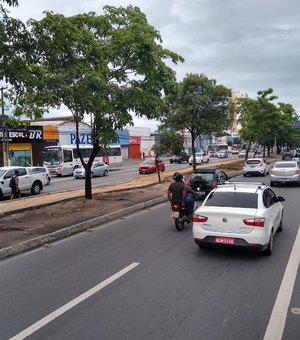 Caminhão quebra em avenida do Eixo Quartel e deixa trânsito lento no Farol