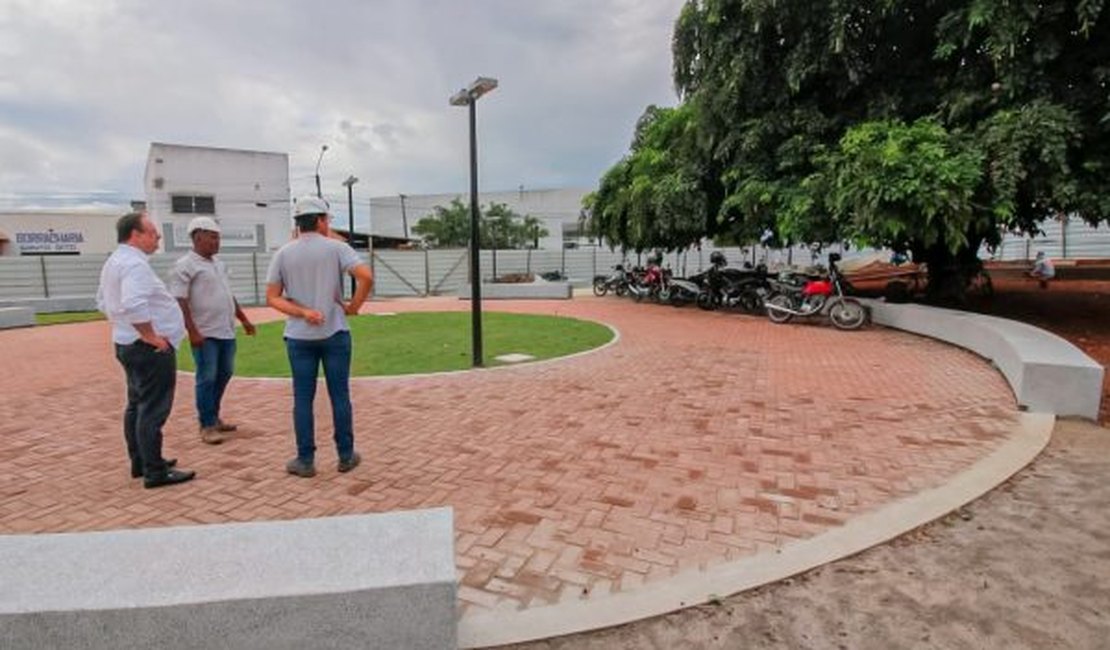 Praça do bairro Arnon de Mello está sendo revitalizada e 80% dos serviços estão concluídos