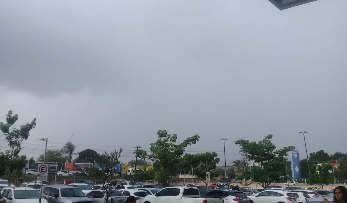 Tarde de terça-feira começa com chuva em Arapiraca