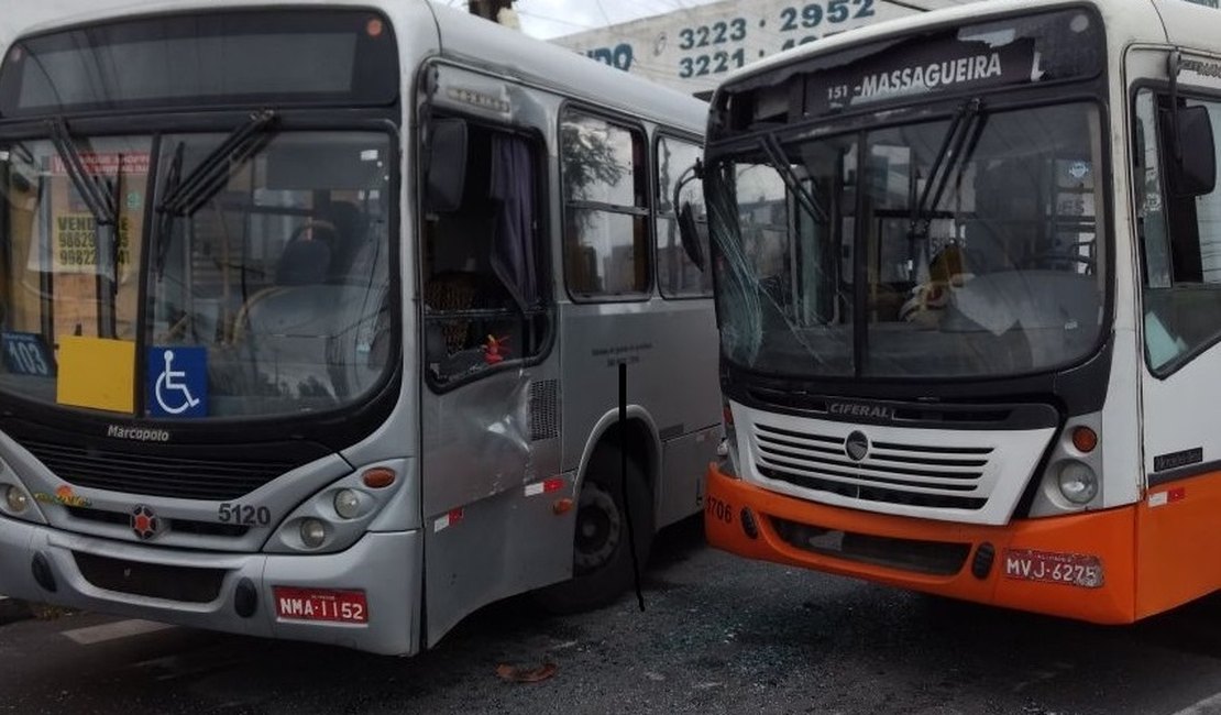 Colisão entre ônibus provoca congestionamento no Trapiche da Barra