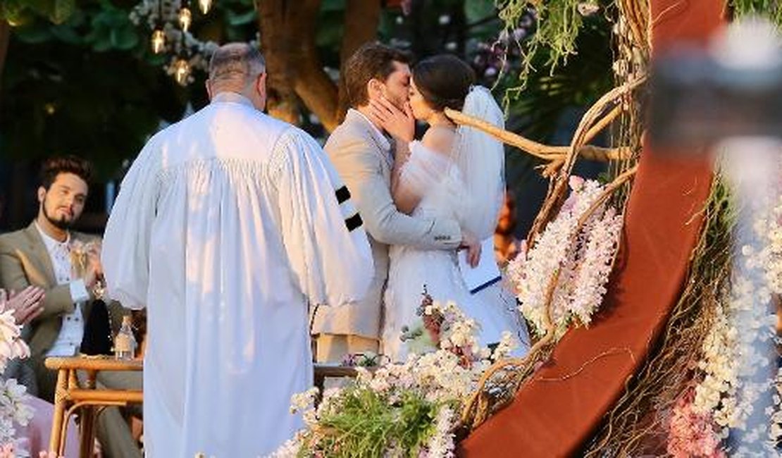 Camila Queiroz e Klebber Toledo se casam com festa cheia de famosos