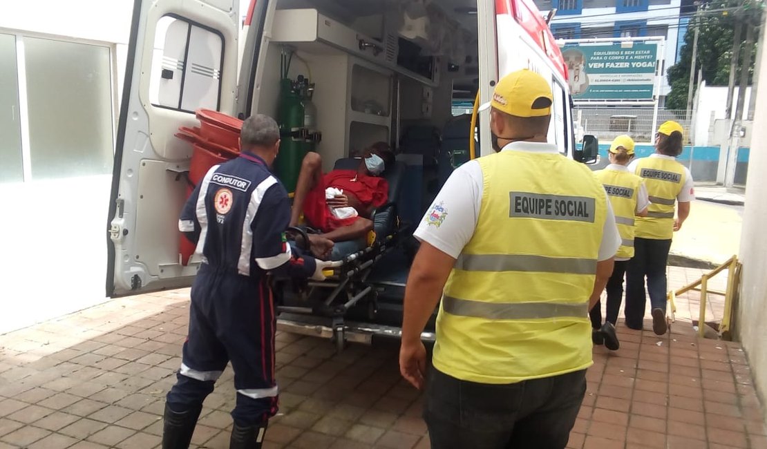 Idoso debilitado é resgatado por agentes do Ronda no Bairro, em Maceió