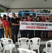 Servidores do INSS protestam contra militarização do órgão em Maceió