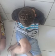 Jovem tenta se desfazer de sacola com drogas e é preso em Maceió