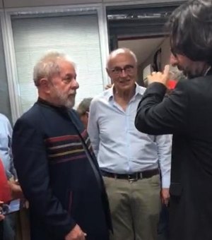 Médico de Lula pede desfibrilador: 'A pressão está alta e ele, emocionado